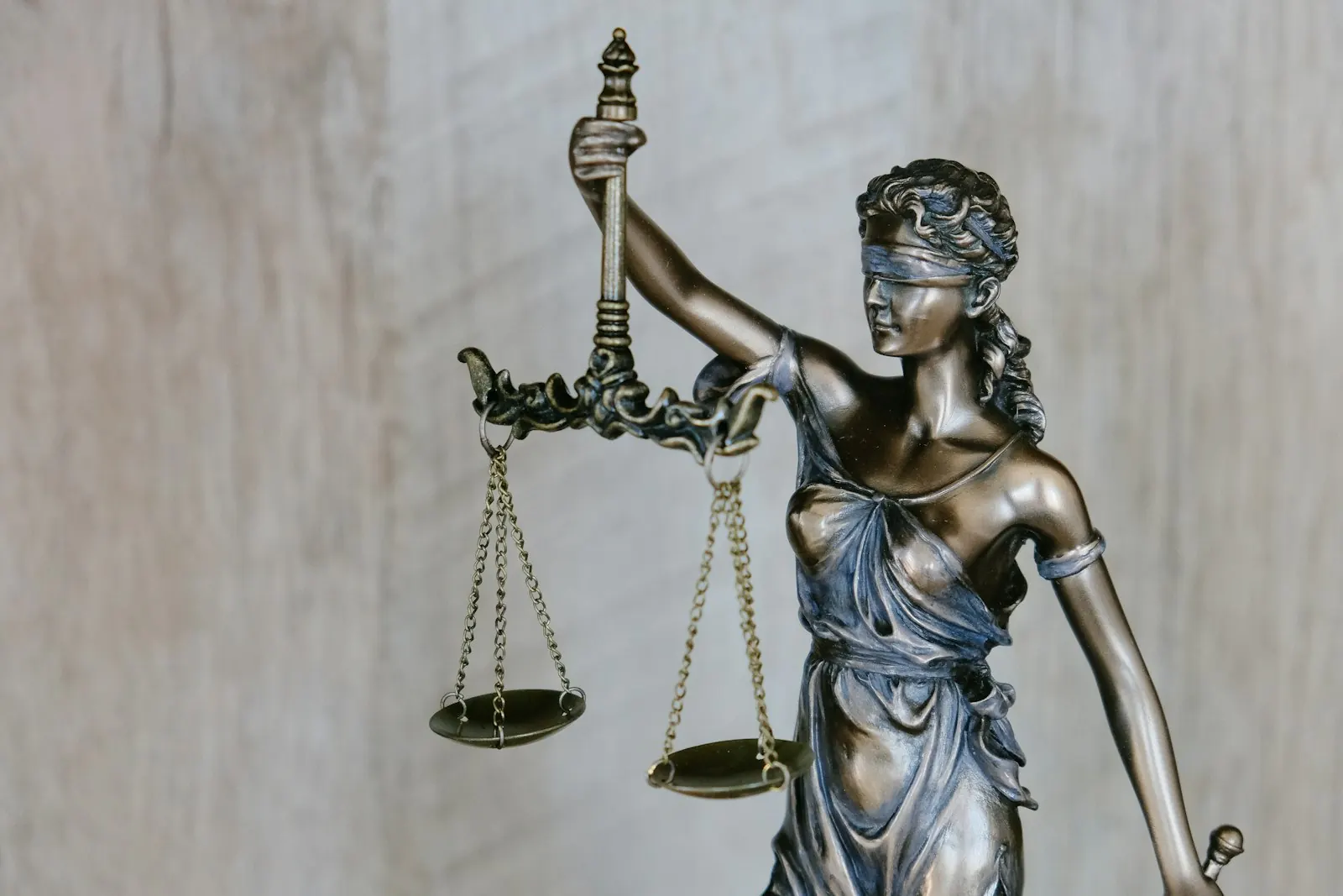 Estátua da justiça com balança